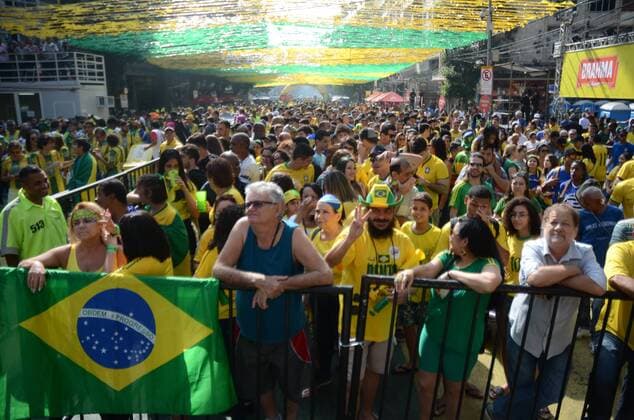 WM 2018, Brasilien - Mexiko, Public Viewing in Brasilien Twisted team move in RJ RIO DE JANEIRO, RJ - 02.07.2018: TWISTED TEAM MOVE IN RJ - Cariocas fans for the Brazilian team in the game against Mexico, this Monday (02) at Alzirão in Tijuca in the northern part of the city of Rio de Janeiro, RJ. (Photo: Luiz Gomes Fotoarena) x1560472x  LuizxGomes
