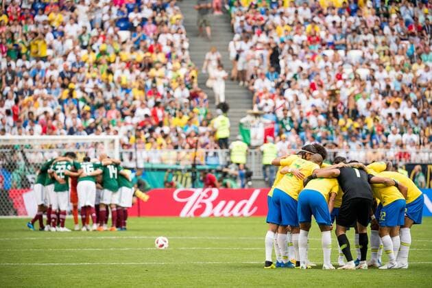 180702 The two teams gather in rings ahead of the FIFA World Cup WM Weltmeisterschaft Fussball round of 16 match between Brazil and Mexico on July 2, 2018 in Samara. Photo: Petter Arvidson BILDBYRAN kod PA 92081 Copyright: PETTERxARVIDSON BB180702PA034