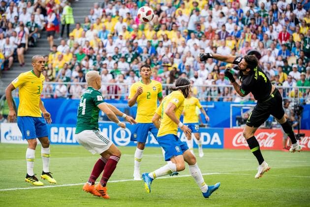 180702 Miranda of Brazil, Javier Hernandez of Mexico and goalkeeper Alisson of Brazil during the FIFA World Cup WM Weltmeisterschaft Fussball round of 16 match between Brazil and Mexico on July 2, 2018 in Samara. Photo: Petter Arvidson BILDBYRAN kod PA 92081 Copyright: PETTERxARVIDSON BB180702PA038