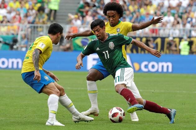 Mexican forward Vela (R) and Brazilian forward Willian (behind) during the FIFA World Cup WM Weltmeisterschaft Fussball 2018 round of 16 soccer match between Brazil and Mexico, at Samara Arena in Samara, Russia, 2 July 2018. BRAZIL VS. MEXICO !ACHTUNG: NUR REDAKTIONELLE NUTZUNG!  Copyright: xSebastiaoxMoreirax FWC53-99 20180702-636661453467956165