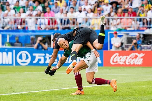 180702 Goalkeeper Alisson of Brazil and Javier Hernandez of Mexico during the FIFA World Cup WM Weltmeisterschaft Fussball round of 16 match between Brazil and Mexico on July 2, 2018 in Samara. Photo: Petter Arvidson BILDBYRAN kod PA 92081 Copyright: PETTERxARVIDSON BB180702PA052