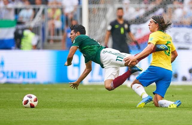 Brasil - Mexico, Soccer, Samara, July 02, 2018 Filipe LUIS, BRA 6 compete for the ball, tackling, duel, header against Carlos VELA, MEX 11 BRASIL - MEXICO FIFA World Cup WM Weltmeisterschaft Fussball 2018 RUSSIA, Best of 16, Season 2018 2019, July 02, 2018 Stadium in Samara, Russia. Photo: MAGICS Peter Schatz