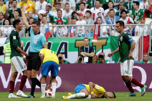 Italian referee Gianluca Rocchi (2L) shows a yellow card to Mexican defender Edson Alvarez (L) during the FIFA World Cup WM Weltmeisterschaft Fussball 2018 round of 16 soccer match between Brazil and Mexico, at Samara Arena in Samara, Russia, 2 July 2018. BRAZIL VS. MEXICO !ACHTUNG: NUR REDAKTIONELLE NUTZUNG!  Copyright: xSebastiaoxMoreirax FWC53-148 20180702-636661467784849399