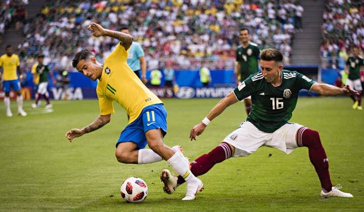 Samara, 02.07.2018 Philippe Coutinho (Brasilien), Hector Herrera (Mexiko) Brasilien - Mexiko