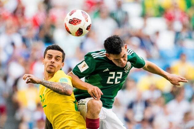 180702 Fagner of Brazil and Hirving Lozano of Mexico during the FIFA World Cup WM Weltmeisterschaft Fussball round of 16 match between Brazil and Mexico on July 2, 2018 in Samara. Photo: Petter Arvidson BILDBYRAN kod PA 92081 Copyright: PETTERxARVIDSON BB180702PA081