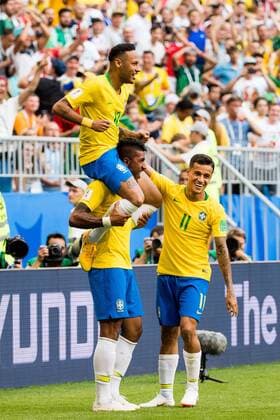 180702 Neymar of Brazil celebrates the 1-0 goal with his teammates during the FIFA World Cup WM Weltmeisterschaft Fussball round of 16 match between Brazil and Mexico on July 2, 2018 in Samara. Photo: Petter Arvidson BILDBYRAN kod PA 92081 Copyright: PETTERxARVIDSON BB180702PA085
