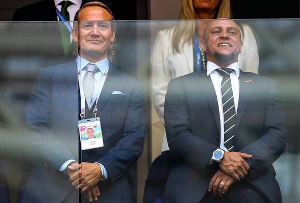SAMARA, RUSSIA - JULY 2, 2018: Retired Brazilian defender Roberto Carlos (R) attends a 2018 FIFA World Cup WM Weltmeisterschaft Fussball Round of 16 match between Brazil and Mexico at Samara Arena Stadium. Sergei Savostyanov TASS  TS087975