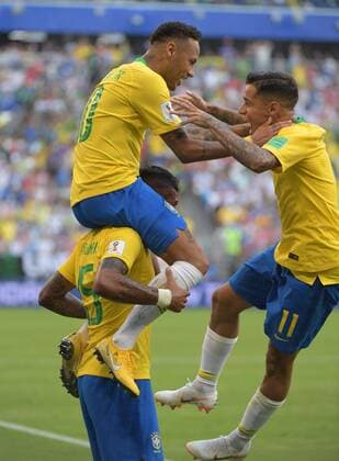 WW 2018 in Rußland, Achtelfinale , Brasilien - Mexiko Torschütze Neymar jubelt mit Paulinho (unten) und Philippe Coutinho nach dem 1:0
