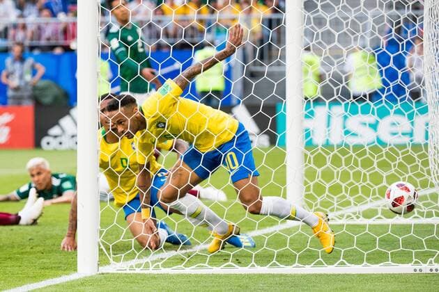 180702 Neymar and Paulinho of Brazil celebrate the 1-0 goal during the FIFA World Cup WM Weltmeisterschaft Fussball round of 16 match between Brazil and Mexico on July 2, 2018 in Samara. Photo: Petter Arvidson BILDBYRAN kod PA 92081 Copyright: PETTERxARVIDSON BB180702PA094