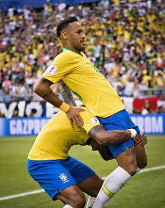 Samara, 02.07.2018 Torjubel: Paulinho (Brasilien) nimmt Neymar (Brasilien) auf die Schultern Brasilien - Mexiko