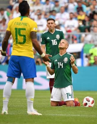 (180702) -- SAMARA, July 2, 2018 -- Javier Hernandez (R) of Mexico prays prior to the 2018 FIFA World Cup WM Weltmeisterschaft Fussball round of 16 match between Brazil and Mexico in Samara, Russia, July 2, 2018. ) (SP)RUSSIA-SAMARA-2018 WORLD CUP-ROUND OF 16-BRAZIL VS MEXICO LixGa 