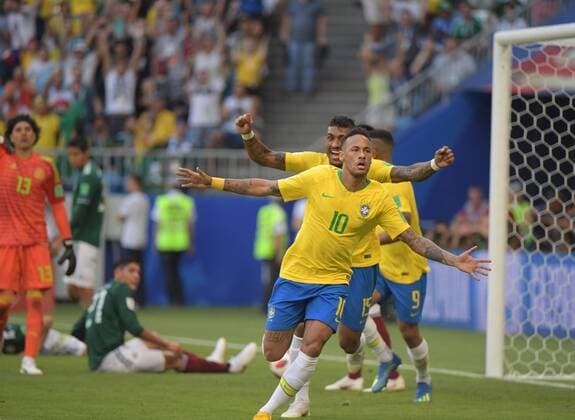 WW 2018 in Rußland, Achtelfinale , Brasilien - Mexiko Torschütze Neymar jubelt mit Paulinho nach dem 1:0, hinten enttäusche Mexikaner