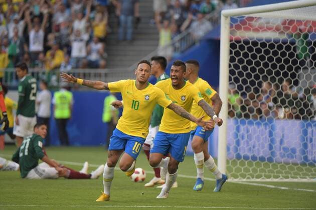 WW 2018 in Rußland, Achtelfinale , Brasilien - Mexiko Torschütze Neymar jubelt mit Paulinho nach dem 1:0, hinten enttäusche Mexikaner
