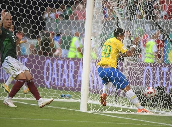 WW 2018 in Rußland, Achtelfinale , Brasilien - Mexiko Tor 2:0 durch Firminho, links Carlos Salcedo ist bedient