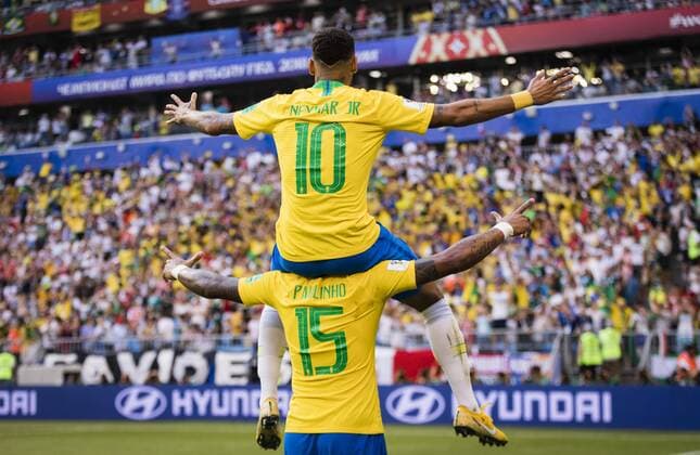 Samara, 02.07.2018 Torjubel: Paulinho (Brasilien) nimmt Neymar (Brasilien) auf die Schultern Brasilien - Mexiko *** Samara 02 07 2018 Goal celebrating Paulinho Brazil takes on Brazils Neymar Brazil Mexico