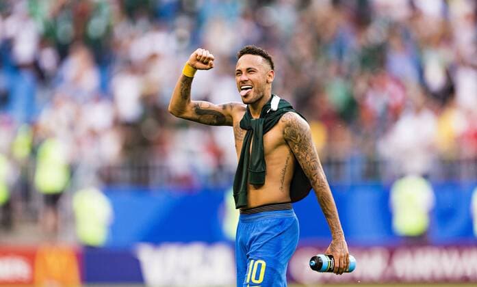 Samara, 02.07.2018 Schlussjubel: Neymar (Brasilien) - streckt die Zunge raus - mit nacktem Oberkörper Brasilien - Mexiko