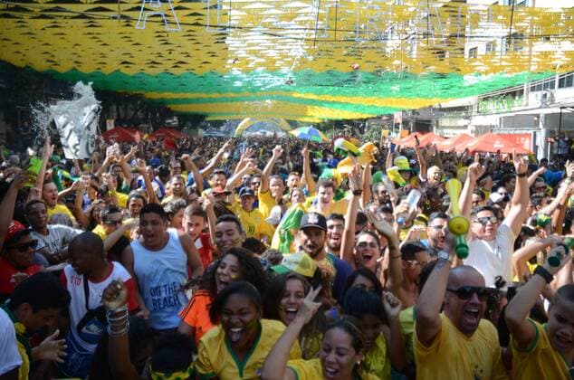 Twisted team move in RJ RIO DE JANEIRO, RJ - 02.07.2018: TWISTED TEAM MOVE IN RJ - Carioca fans celebrate the second goal of the Brazilian team in the game against Mexico, this Monday (02) at Alzirão in Tijuca in the northern part of the city of Rio de Janeiro, RJ. (Photo: Luiz Gomes Fotoarena) x1560947x  LuizxGomes