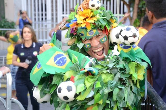 Twisted team move in RJ RIO DE JANEIRO, RJ - 02.07.2018: TWISTED TEAM MOVE IN RJ - Carioca fans celebrate the second goal of the Brazilian team in the game against Mexico, this Monday (02) at Alzirão in Tijuca in the northern part of the city of Rio de Janeiro, RJ. (Photo: Luiz Gomes Fotoarena) x1560953x  LuizxGomes