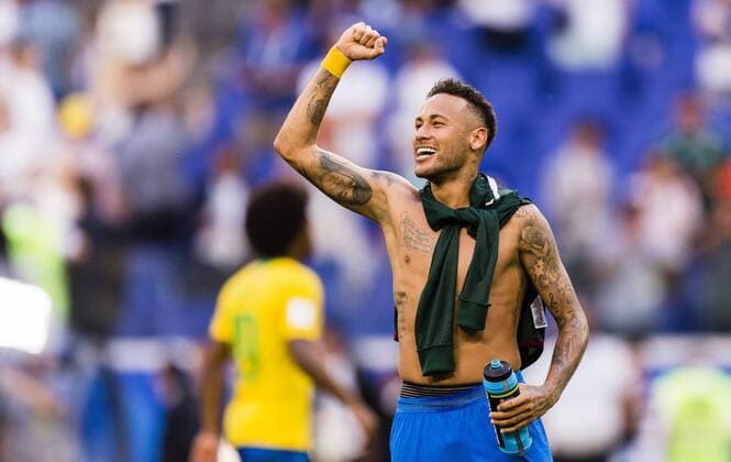 Samara, 02.07.2018 Schlussjubel: Neymar (Brasilien) mit nacktem Oberkörper Brasilien - Mexiko
