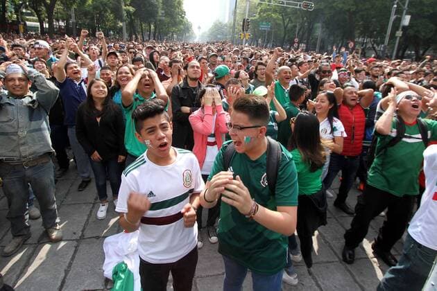 July 2, 2018 - EUM20180702DEP22.JPG .CIUDAD DE MEXICO. SoccerFutbol-Mundial.- Reacciones de los aficionados en el Ãngel de la Independencia durante el partido Mexico vs Brasil en octavos de final, que termino 2-1, lo que significa la eliminacion de la Seleccion Mexicana del Mundial. Foto: Agencia EL UNIVERSALCarlos MejiaEELG Latin News: July 2, 2018 Copyright: xElxUniversalx