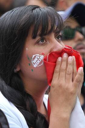 July 2, 2018 - EUM20180702DEP25.JPG .CIUDAD DE MEXICO. SoccerFutbol-Mundial.- Reacciones de los aficionados en el Ãngel de la Independencia durante el partido Mexico vs Brasil en octavos de final, que termino 2-1, lo que significa la eliminacion de la Seleccion Mexicana del Mundial. Foto: Agencia EL UNIVERSALCarlos MejiaEELG Latin News: July 2, 2018 Copyright: xElxUniversalx