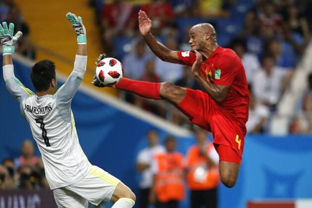 Futbol, Belgica vs Japon Copa Mundial de Rusia 2018 El jugador de Belgica Vincent Kompany, derecha, disputa el balon con Eiji Kawashima de Japon durante el partido de eliminacion directa de los octavos de final del mundial de futbol de Rusia en el estadio Rostov Arena de Rostov On Don, Rusia. 02 07 2018 Andres Pina Photosport Football, Belgium vs Japan World Cup Russia 2018 Belgium s player Vincent Kompany, right, battles for the ball against Eiji Kawashima of Japan during the knockout phase of the Russia World Cup held at the Rostov Arena in Rostov On Don, Russia. 02 07 2018 Andres Pina Photosport Belgica vs Japon, mundial de Rusia 2018 