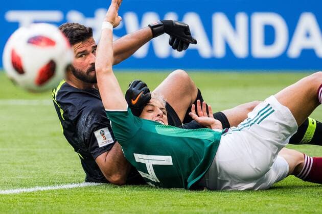 Sport - Bilder des Tages 180702 Javier Hernandez of Mexico and goalkeeper Alisson of Brazil during the FIFA World Cup WM Weltmeisterschaft Fussball round of 16 match between Brazil and Mexico on July 2, 2018 in Samara. Photo: Petter Arvidson BILDBYRAN kod PA AI180702_53f Copyright: PETTERxARVIDSON BB180702PA244