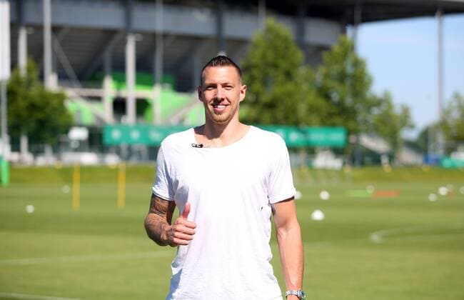 VfL Training Wolfsburg, 03.07.2018, FUßBALL - VfL Wolfsburg, Training, 1. Bundesliga, Saison 2018-2019. Bild zeigt: Boston Celtics Basketballspieler Daniel Theis zum Besuch bei der VfL Profis. Wolfsburg