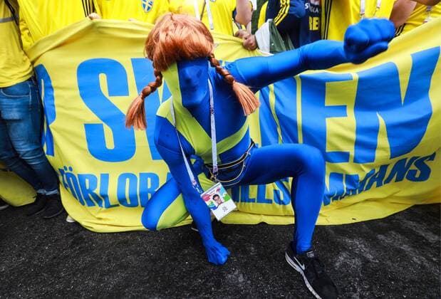 Sport - Bilder des Tages ST PETERSBURG, RUSSIA - JULY 3, 2018: Supporters of Sweden ahead of the Round of 16 football match between Sweden and Switzerland at FIFA World Cup WM Weltmeisterschaft Fussball Russia 2018. Sergei Konkov TASS  TS087C1C