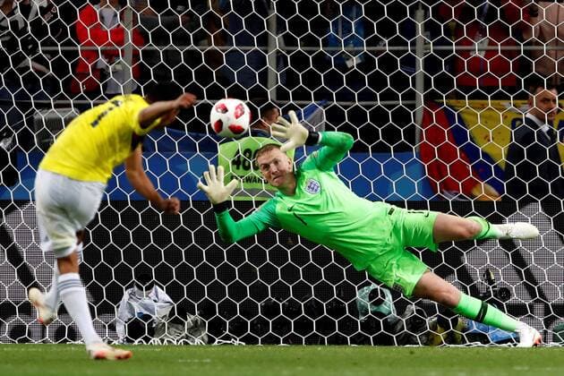 Sport Themen der Woche KW27 Sport - Bilder des Tages Colombian forward Carlos Bacca (L) and English goalkeeper Jordan Pickford (C) during the penalty kicks of the FIFA World Cup WM Weltmeisterschaft Fussball 2018 round of 16 soccer match between Colombia and England, at Spartak Stadium in Moscu, Russia, 3 July 2018. COLOMBIA VS. ENGLAND !ACHTUNG: NUR REDAKTIONELLE NUTZUNG!  Copyright: xAlbertoxEstevezx FWC55-263 20180703-636662562724438214