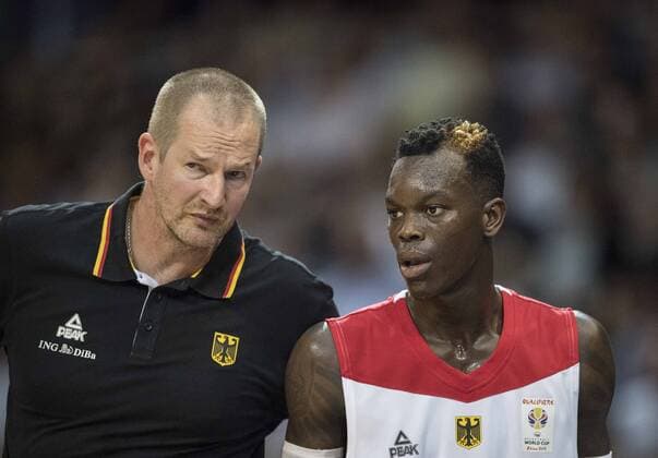 Bundestrainer Trainer Henrik ROEDL (Rödl) (GER) mit Dennis SCHROEDER (Schröder) r. (GER). Basketball WM-Qualifikation, Deutschland (GER) - Oesterreich (AUT) 85:63, am 29.06.2018 in Braunschweig Deutschland.