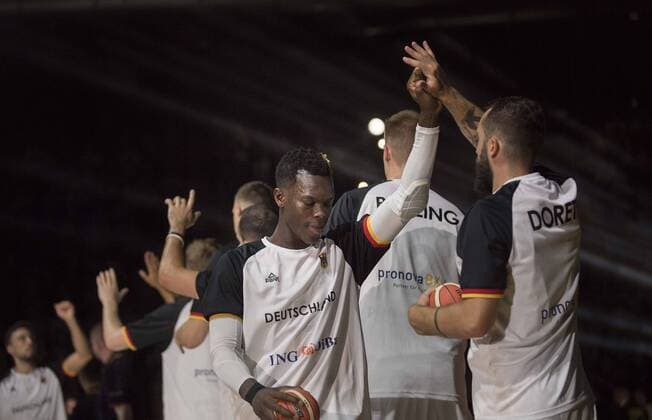 Feature, Dennis SCHROEDER (Schröder) (GER) beim Einlaufen, klatscht seine Mitspieler ab. Basketball WM-Qualifikation, Deutschland (GER) - Oesterreich (AUT), am 29.06.2018 in Braunschweig Deutschland.