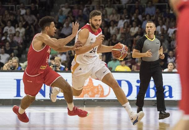Maximilian KLEBER r. (GER) im Zweikampf gegen Marvin OGUNSIPE (AUT), Aktion, Basketball WM-Qualifikation, Deutschland (GER) - Oesterreich (AUT) 85:63, am 29.06.2018 in Braunschweig Deutschland.