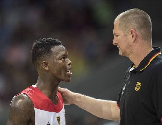 Bundestrainer Trainer Henrik ROEDL (Rödl) (GER) mit Dennis SCHROEDER (Schröder) l. (GER). Basketball WM-Qualifikation, Deutschland (GER) - Oesterreich (AUT) 85:63, am 29.06.2018 in Braunschweig Deutschland.