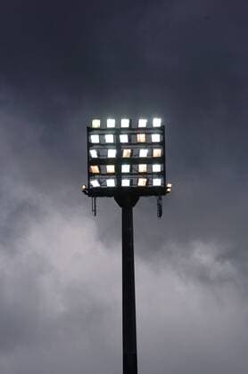 Fußball, Stadiongeschichte 1. FC Saarbrücken Flutlichtanlage und dunkle Wolken beim Spiel des Fußball-Zweitligisten 1. FC Saarbrücken am Sonntag (13.1.2005) gegen Wacker Burghausen im Ludwigsparkstadion Saarbrücken.
