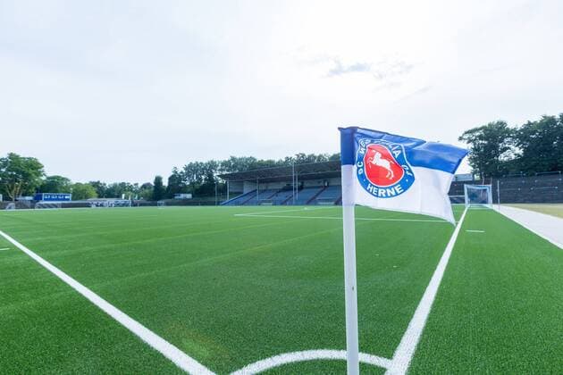 Fußball, Stadiongeschichte Westfalia Herne Das Stadion am Schloss Struenkede wurde komplett renoviert und hat einen Kunstrasen bekommen beim Spiel SC Westfalia Herne Alte Herren vs. Traditionsmannschaft FC Schalke 04, Fussball, 04.07.2018 SC Westfalia Herne Alte Herren vs. Traditionsmannschaft FC Schalke 04, Fussball, 04.07.2018 Herne Copyright: xEIBNER MarioxHommesx EP_MHS