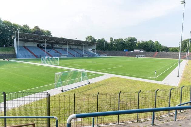 Fußball, Stadiongeschichte Westfalia Herne Das Stadion am Schloss Struenkede wurde komplett renoviert und hat einen Kunstrasen bekommen beim Spiel SC Westfalia Herne Alte Herren vs. Traditionsmannschaft FC Schalke 04, Fussball, 04.07.2018 SC Westfalia Herne Alte Herren vs. Traditionsmannschaft FC Schalke 04, Fussball, 04.07.2018 Herne Copyright: xEIBNER MarioxHommesx EP_MHS