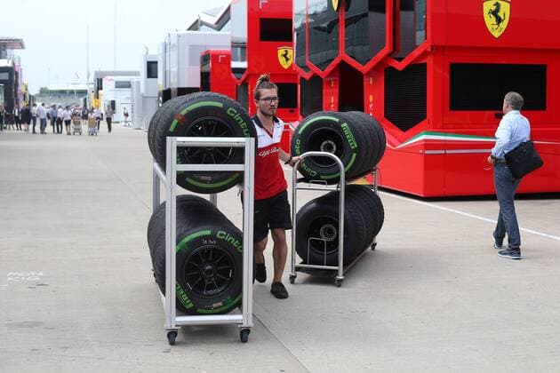 Photo4 LaPresse 05 07 2018 Silverstone, England Grand Prix Formula One England 2018 In the pic: Sauber mechanic with wet tires in the paddock  Copyright: xPhoto4 LaPressex