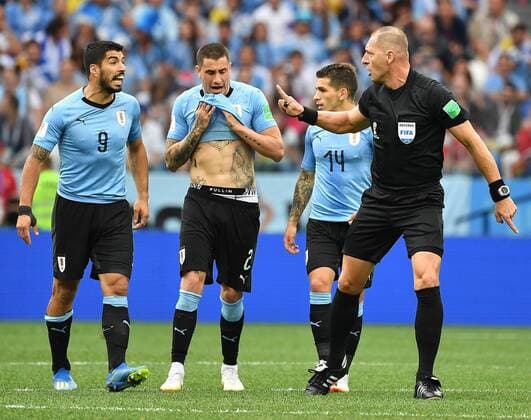 WM 2018, Uruguay - Frankreich (180706) -- NIZHNY NOVGOROD, July 6, 2018 -- Luis Suarez (1st L) of Uruguay argues with the referee during the 2018 FIFA World Cup WM Weltmeisterschaft Fussball quarter-final match between Uruguay and France in Nizhny Novgorod, Russia, July 6, 2018. ) (SP)RUSSIA-NIZHNY NOVGOROD-2018 WORLD CUP-QUARTERFINAL-URUGUAY VS FRANCE LiuxDawei 