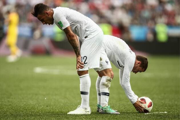 Sport-Bilder des Tages WM 2018, Uruguay - Frankreich NIZHNY NOVGOROD, RUSSIA - JULY 6, 2018: France s Corentin Tolisso (L) and Antoine Griezmann in the 2018 FIFA World Cup WM Weltmeisterschaft Fussball Quarterfinal football match against Uruguay at Nizhny Novgorod Stadium. Valery Sharifulin TASS  TS0883D8