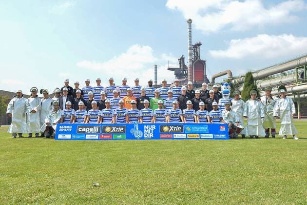 GER, offizieller Fototermin Mannschaftsfoto MSV Duisburg MSV Duisburg; 2..FBL, Mannschaftsfoto 2018 2019, hi. Reihe v.li Oliver Grabowski; Timo Kleinefehn; Sebastian Neumann; Thomas Blomeyer; Boris Tashchy; Dustin Bomheuer; Lukas Fröde (Froede); Richard Sukuta-Pasu; Stanislav Iljutcenko; John Verhoek; Arzt; Peter Lindner; Manni Piwonski; mitte v. l. Ivo Grlic; Ilia Gruev; Yontcho Arsov; Philipp Klug; Gerrit Nauber; Daniel Davari; Jonas Brendieck; Daniel Mesenhöler (Mesenhoeler); Tim Albutat; Sven Beuckert; Andreas Tappe; Miro Lusic; unten v. l. Cauly Oliveira Souza; Kevin Wolze; Migel-Max Schmeling; Ahmet Engin; Enis Hajri; Young-Jae Seo; Lukas Daschner; Christian Gartner; Moritz Stoppelkamp; Andreas Wiegel; Yanni Regäsel (Regaesel); Joseph-Claude Gyau; links und rechts Stahlarbeiter im silbernen Schutzanzug