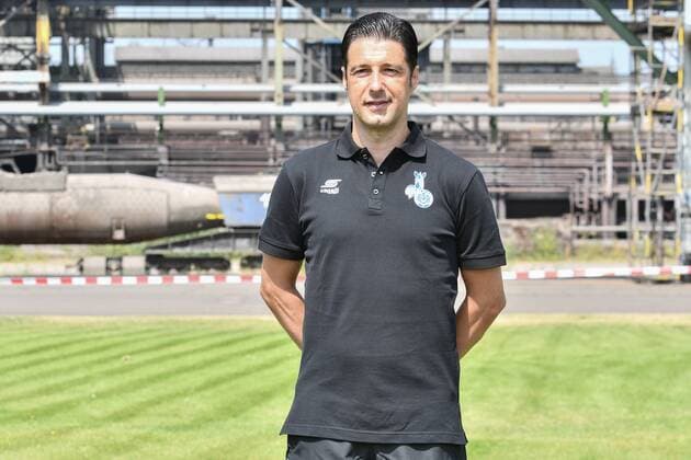 GER, offizieller Fototermin Porträttermin Portraettermin MSV Duisburg Chefrainer Ilia Gruev ; MSV Duisburg; 2.BL, Porträttermin 2018 2019 quer, Querformat