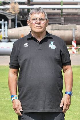 GER, offizieller Fototermin Porträttermin Portraettermin MSV Duisburg Zeugwart kit manager Manni Piwonski; MSV Duisburg; 2.BL, Porträttermin 2018 2019 hoch, Hochformat