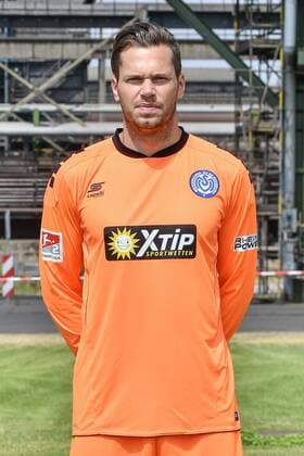 GER, offizieller Fototermin Porträttermin Portraettermin MSV Duisburg Spieler Keeper Daniel Davari; MSV Duisburg; 2.BL, Porträttermin 2018 2019 hoch, Hochformat