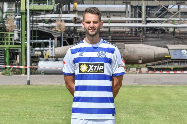 GER, offizieller Fototermin Porträttermin Portraettermin MSV Duisburg Spieler Tim Albutat; MSV Duisburg; 2.BL, Porträttermin 2018 2019 quer, Querformat