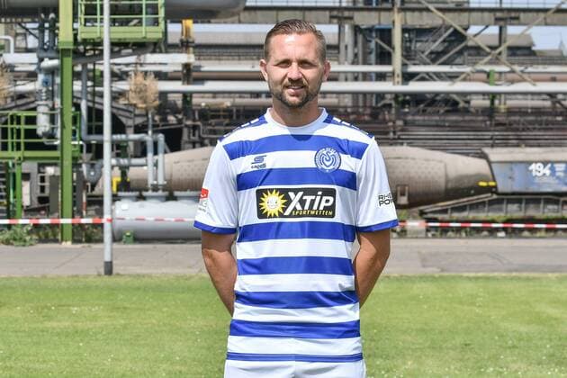 GER, offizieller Fototermin Porträttermin Portraettermin MSV Duisburg Spieler John Verhoek; MSV Duisburg; 2.BL, Porträttermin 2018 2019 quer, Querformat