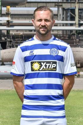 GER, offizieller Fototermin Porträttermin Portraettermin MSV Duisburg Spieler John Verhoek; MSV Duisburg; 2.BL, Porträttermin 2018 2019 hoch, Hochformat
