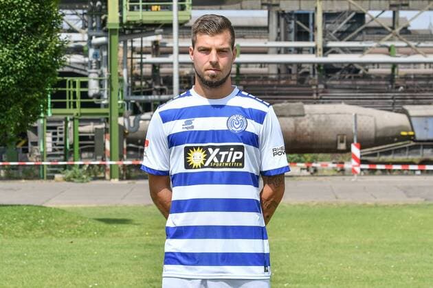 GER, offizieller Fototermin Porträttermin Portraettermin MSV Duisburg Spieler Kevin Wolze; MSV Duisburg; 2.BL, Porträttermin 2018 2019 quer, Querformat