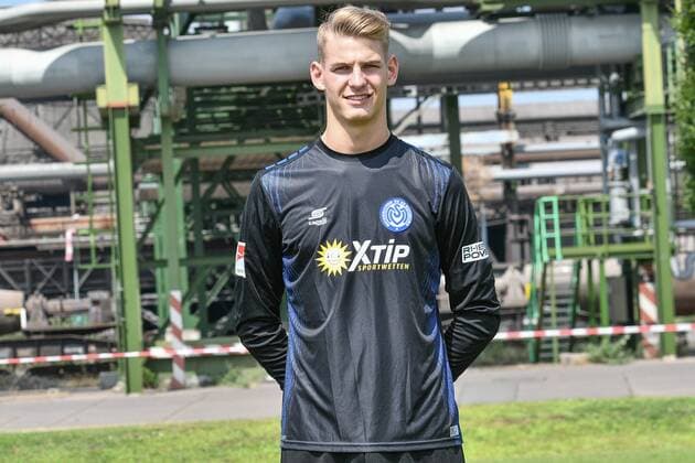 GER, offizieller Fototermin Porträttermin Portraettermin MSV Duisburg Spieler Jonas Brendieck; MSV Duisburg; 2.BL, Porträttermin 2018 2019 quer, Querformat