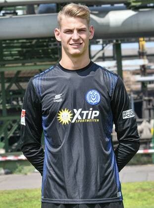 GER, offizieller Fototermin Porträttermin Portraettermin MSV Duisburg Spieler Jonas Brendieck; MSV Duisburg; 2.BL, Porträttermin 2018 2019 hoch, Hochformat